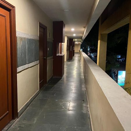 Asr Guesthouse ตีรูปาติ ภายนอก รูปภาพ
