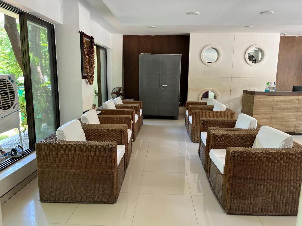 Asr Guesthouse ตีรูปาติ ภายนอก รูปภาพ