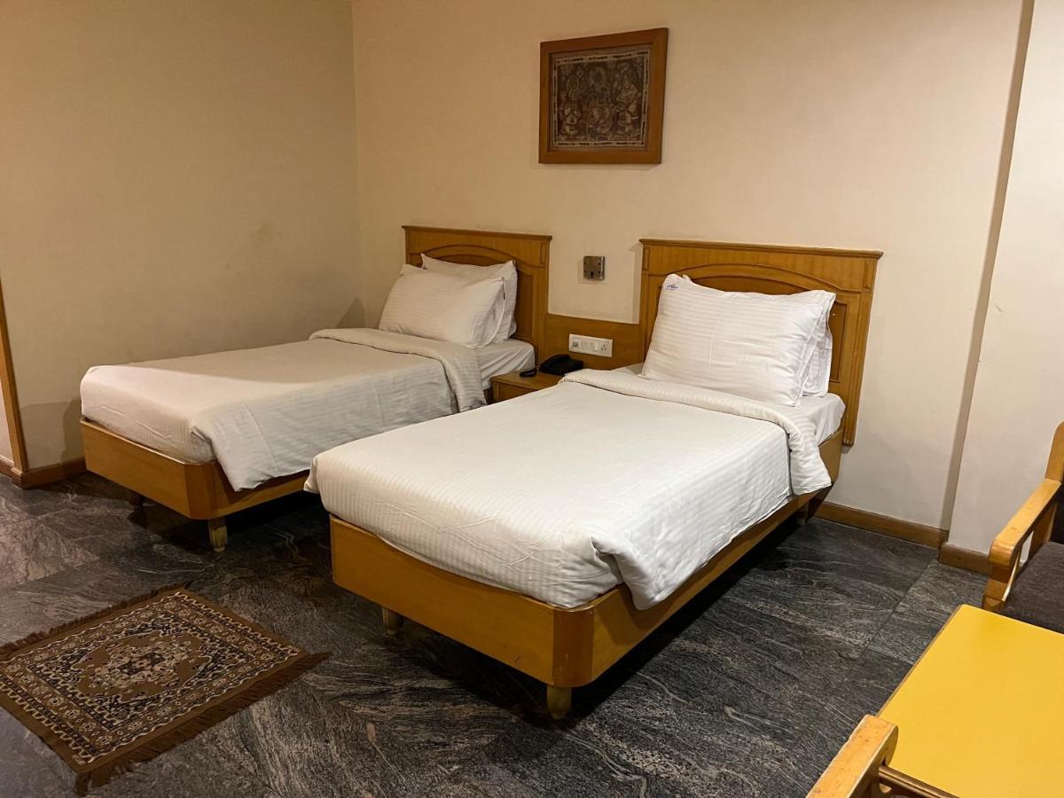 Asr Guesthouse ตีรูปาติ ภายนอก รูปภาพ