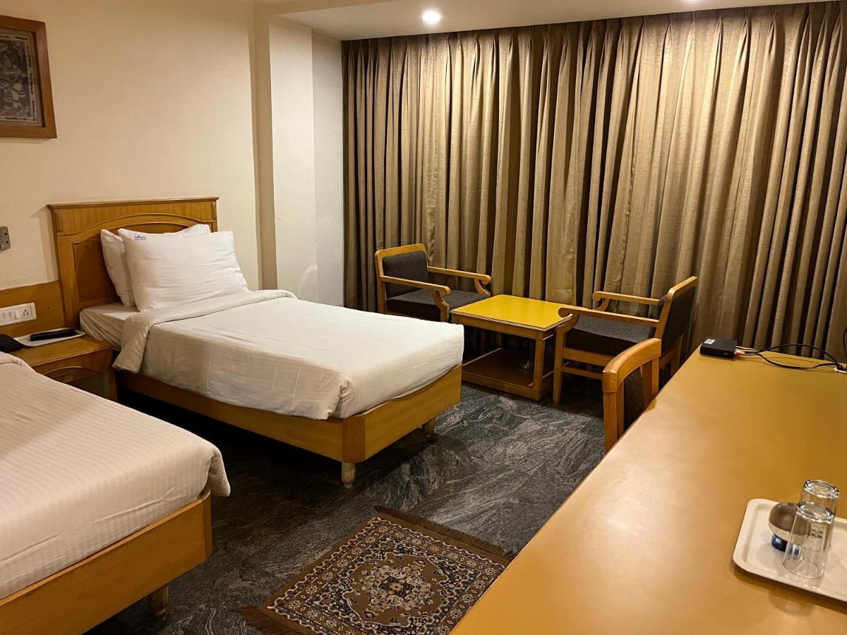 Asr Guesthouse ตีรูปาติ ภายนอก รูปภาพ